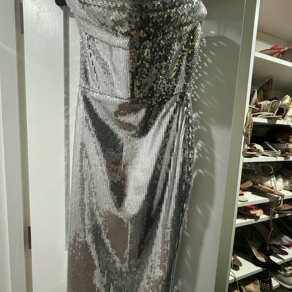 Alex Perry silver sequin curved strapless dress - Picture 5 of 6